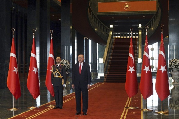 يلديريم يعلن طرح إصلاح دستوري يوسع سلطات أردوغان