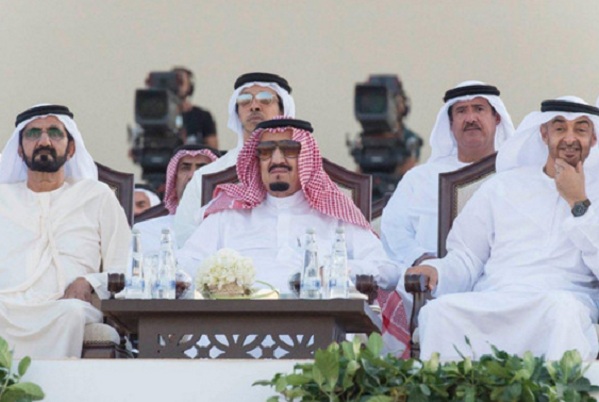 الملك سلمان يتوسط محمد بن راشد ومحمد بن زايد خلال زيارته الإمارات