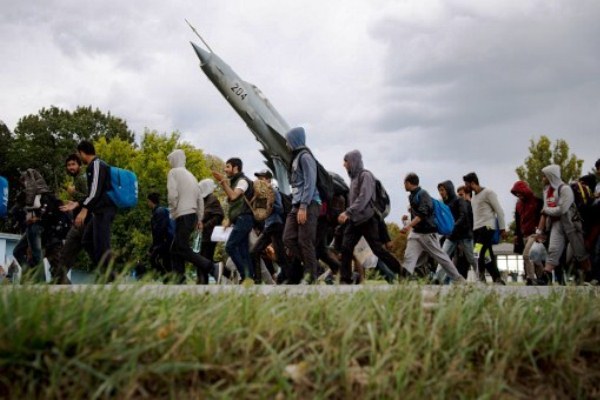 اقتراح السماح لدول أوروبية باعادة المهاجرين الى اليونان