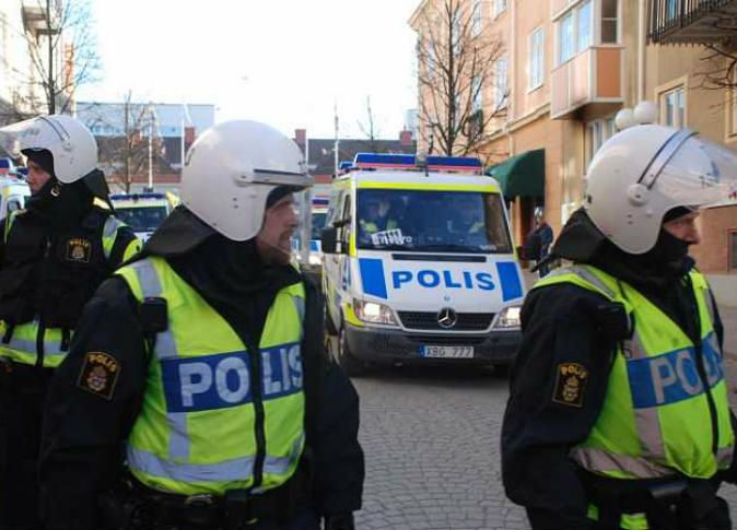 السويد: السجن لعراقي نشر صورًا له أمام جثث عناصر داعش