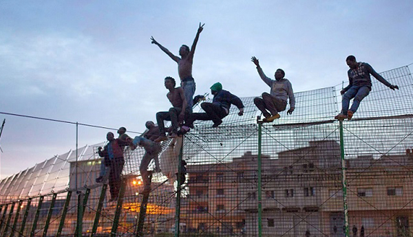حوالى 400 مهاجر أفريقي يقتحمون «سبتة» المحتلة