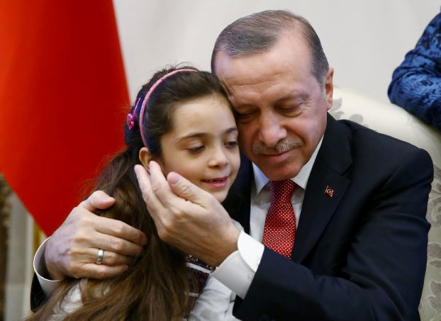 أردوغان استقبل طفلة التغريدات عن مأساة حلب