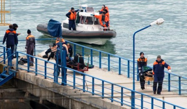 عناصر من فرق الانقاذ في ميناء قريب من مكان اختفاء الطائرة العسكرية الروسية