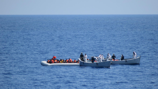 انقاذ نحو 900 مهاجر قبالة السواحل الليبية