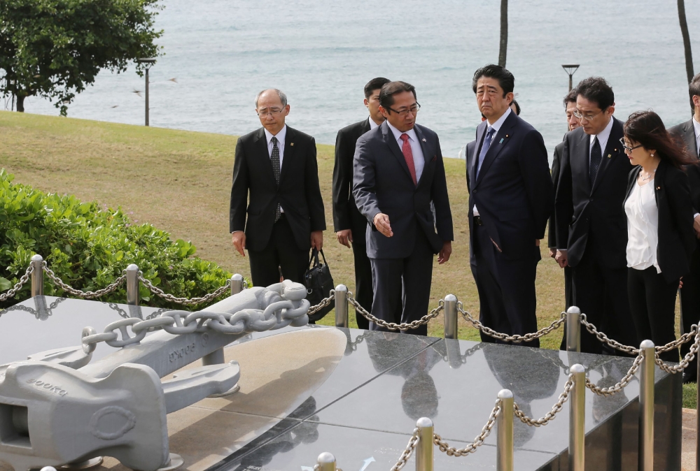 رئيس الوزراء الياباني يزور بيرل هاربر