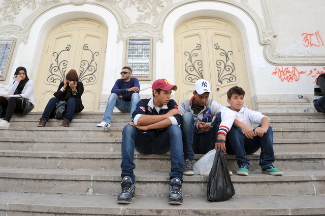 نحو نصف شبان الاحياء الشعبية في تونس يفكرون في الهجرة