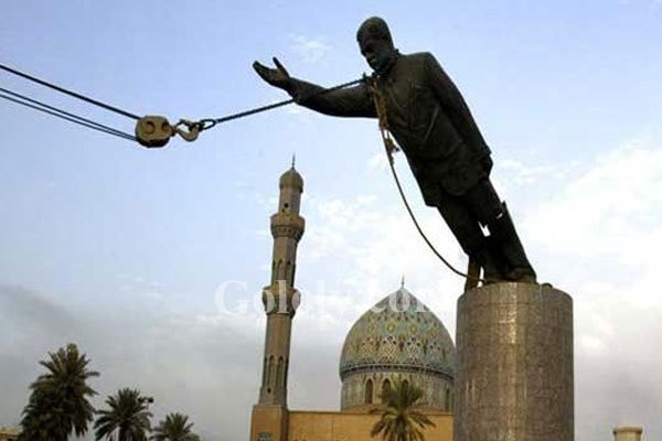 تمثال صدام بساحة الفردوس وسط بغداد لدى تحطيمه في نيسان 2003