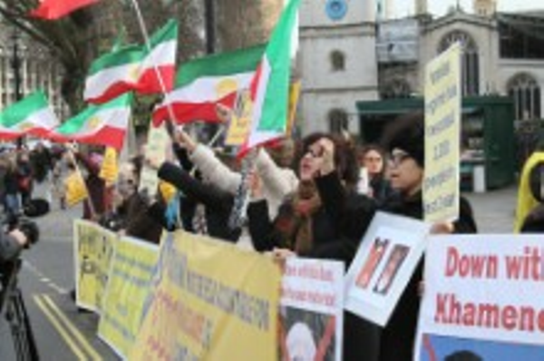 عرب وإيرانيون وبريطانيون في لندن يحتجون على زيارة ظريف