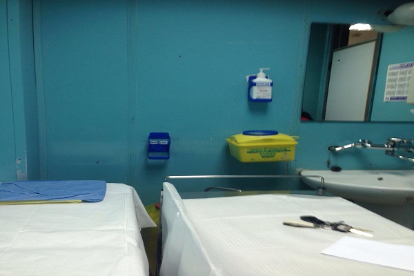 دورة مياة تستخدم كغرفة للكشف على المرضى