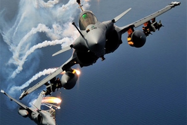طائرة حربية توجه صواريخها لاهداف داعش في العراق