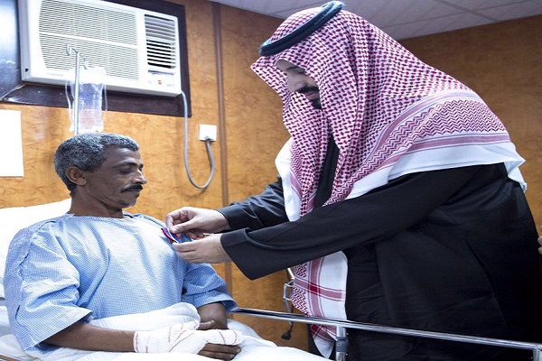 محمد بن سلمان يقلد أحد المصابين نوط الشرف والمعركة
