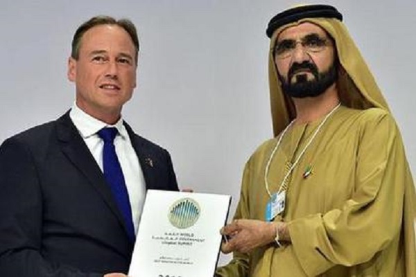 محمد بن راشد يُسلم هانت جائزة أفضل وزير في العالم