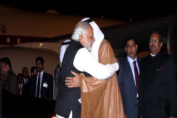 رئيس الوزراء الهندي يحضن بن زايد في المطار