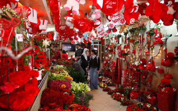 تحريم السلفيين لعيد الحب لا يمنع مصريين من اقتناء الهدايا المختلفة لأحبّتهم