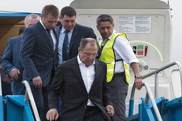 لافروف يهبط من طائرته خلال إحدى زياراته
