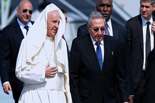 الرئيس الكوبي مستقبلا بابا الفاتيكان