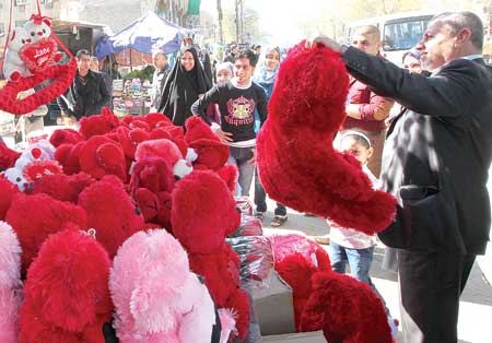 يقبل المصريون على شراء الهدايا في عيد الحب