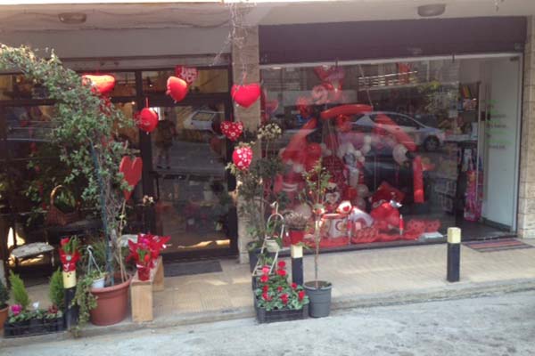 رغم ارتفاع التكلفة... الكثير من اللبنانيين يصرون على اقتناء هدية عيد الحب - عدسة 