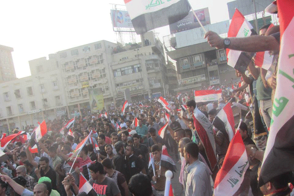 محتجون في ساحة التحرير وسط بغداد 