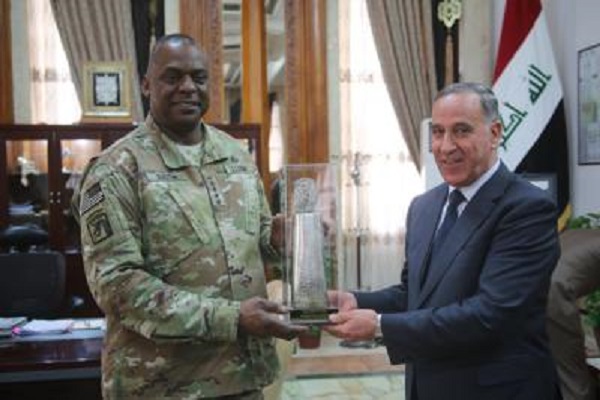 وزير الدفاع العراقي مودعا الجنرال اوستن