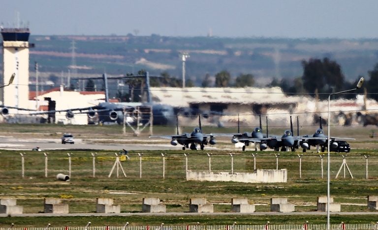 اربع طائرات سعودية مطاردة اف-15 رابضة في قاعدة انجيرلك التركية بعد أن وصلت الجمعة