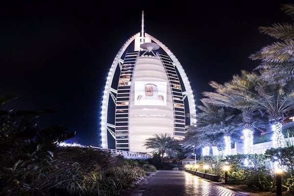 صورة أمير الكويت على برج العرب