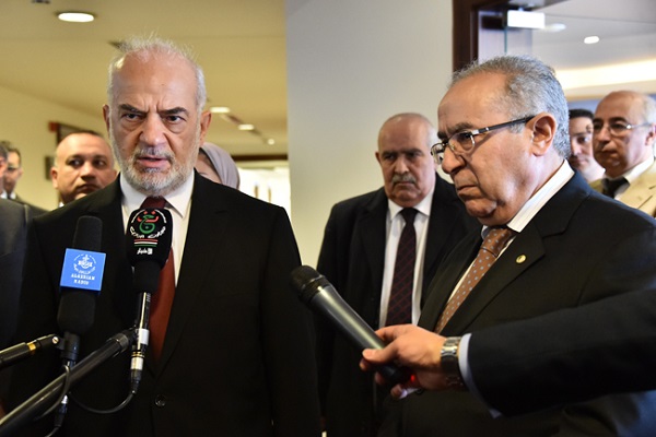 وزير الخارجية العراقية إلى جانب نظيره الجزائري