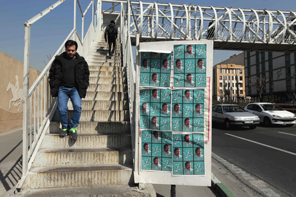 صور المرشحين تملأ شوارع طهران