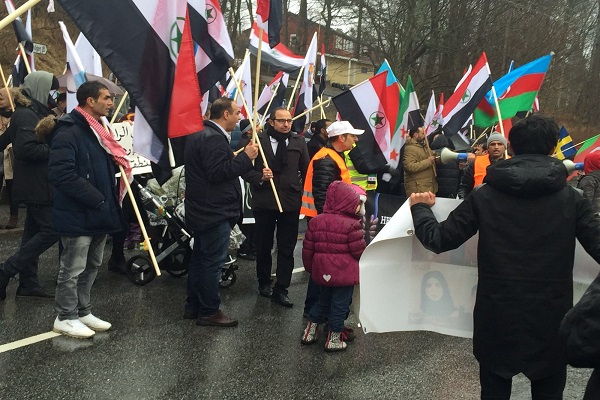 ايرانيون وعرب في تظاهرة احتجاج امام سفارة ايران في استوكهولم