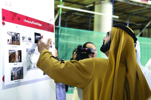 حاكم دبي يطلع على لوحة توضح تفاصيل المشروع