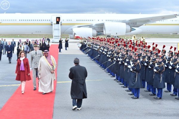 جانب من مراسم الاستقبال الرسمية لولي العهد السعودي بعد وصوله إلى باريس أمس