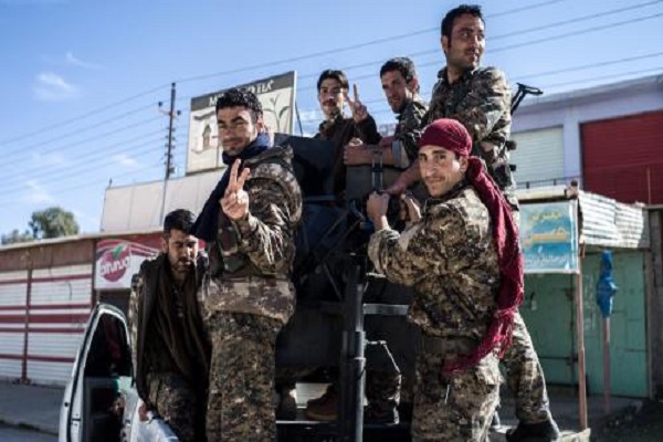 مسلحون أكراد فرحون بنصرهم