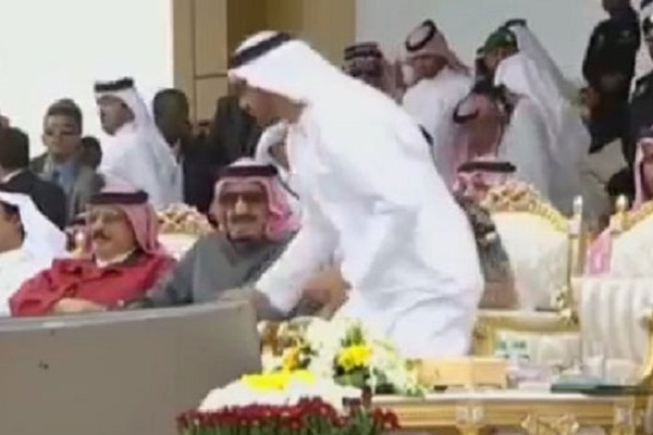 محمد بن زايد يصب الماء لخادم الحرمين الشريفين