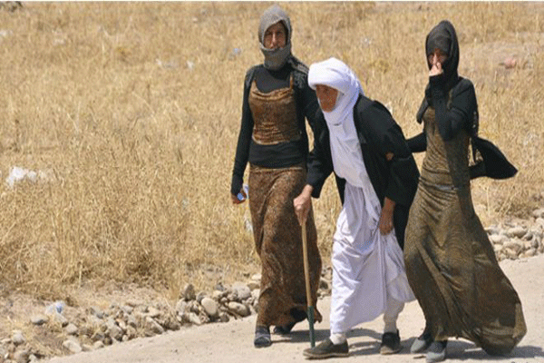 ايزيديات يهربن من تقدم مسلحي تنظيم الدولة الإسلامية في آب/أغسطس 2014