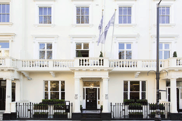 تملك وتدير بيرن في جنوب غرب لندن فندق ايكلسن سكوير الذي يستخدم التكنولوجيا المتطورة