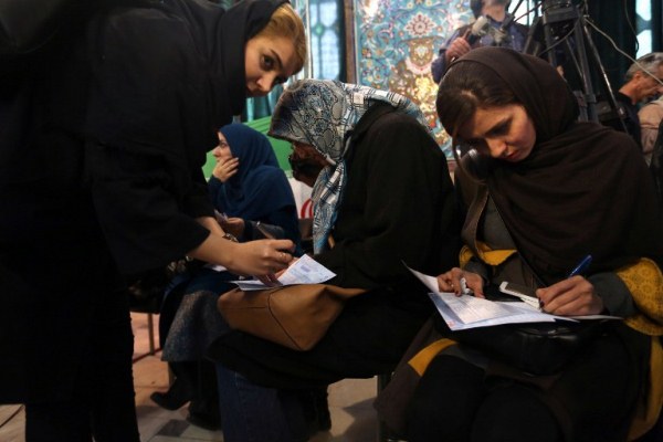 إيرانيات في أحد مراكز الاقتراع في طهران