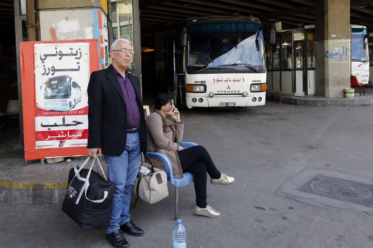 ينتظر الباص للسفر الى حلب