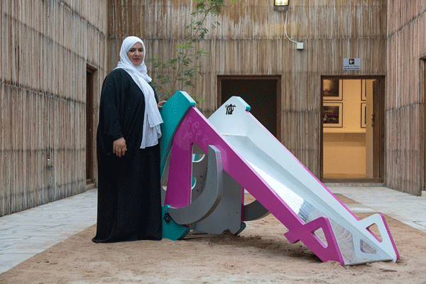  الفنانة الإماراتية عزة القبيسي