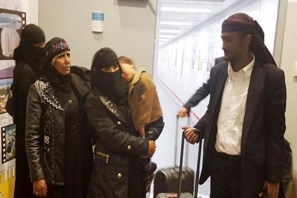 عائلة يهودية يمنية لدة وصولها الى إسرائيل