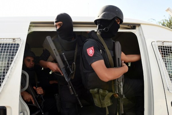 إصابة عسكريين تونسيين أحدهما بانفجار لغم والآخر بمواجهات