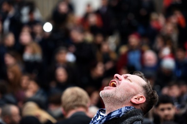 رجل يصرخ خلال المشاركة في تجمع ذكرى ضحايا الاعتداءات