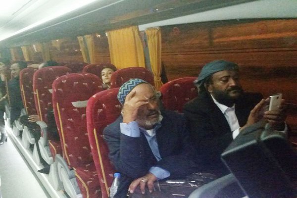 يهود في الحافلة لدى صولهم 