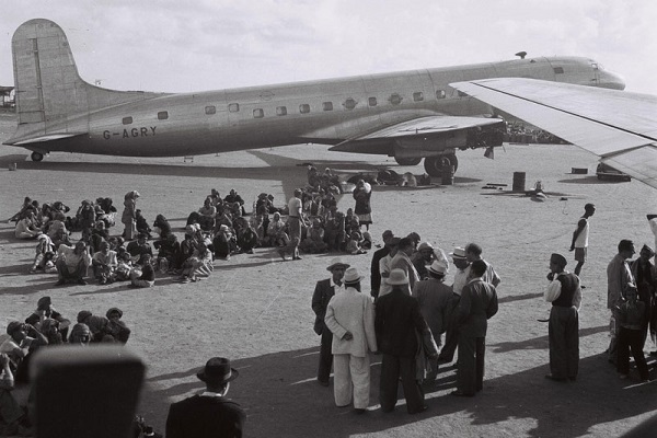 صورة ارشيفية لأول عملية إحلاء من مطار عدن