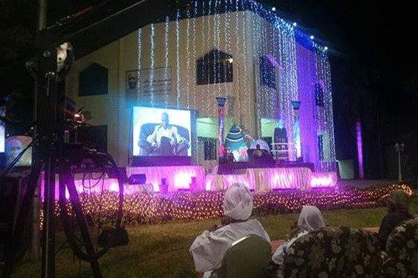 منصور خالد محاضرًا في نهاية حفل تكريمه