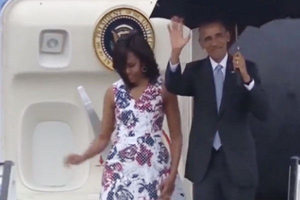 أوباما وميشيل يهبطان سلم الطائرة 