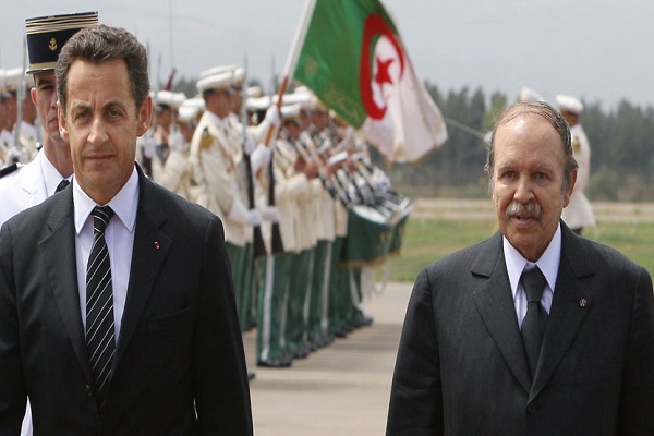 الرئيس الجزائري إلى جانب الرئيس الفرنسي الأسبق