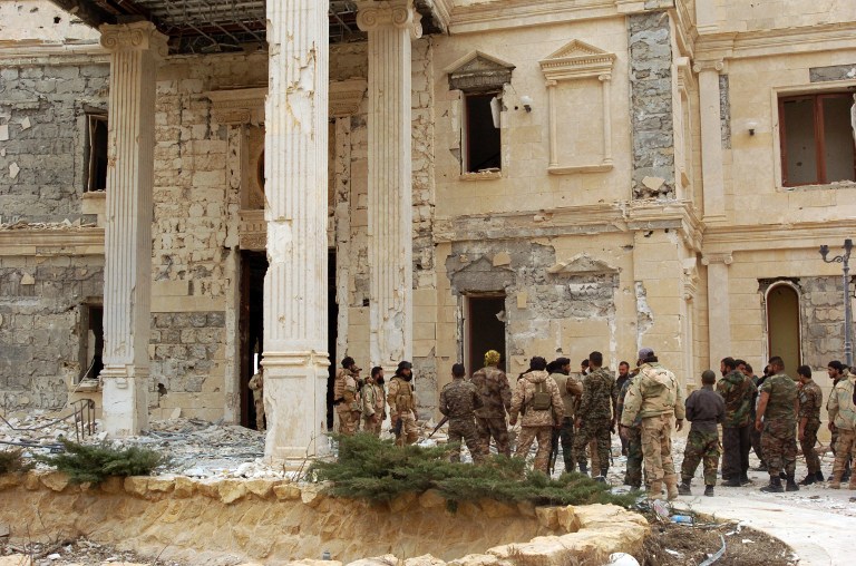 جنود سوريون على أطراف مدينة تدمر الاثرية 