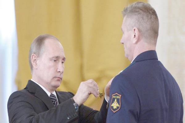 بوتين يُقلد وسامًا لأحد المشاركين في العمليات العسكرية