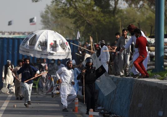 المتظاهرون الاسلاميون يرفضون فض اعتصامهم في إسلام آباد