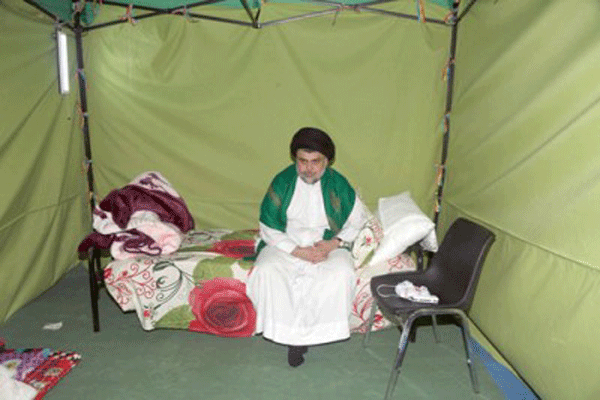 الصدر داخل خيمة اعتصامه في المنطقة الخضراء